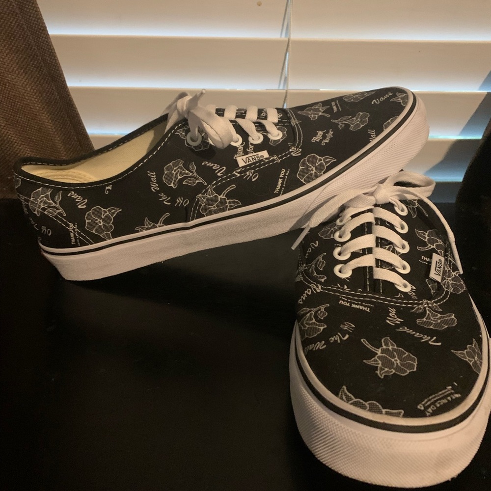 Vans Authentic black white floral design. Sizes (10.5 mens) and (12.0 women) - Picture 1 of 5